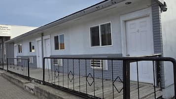 Vista frontal de la propiedad