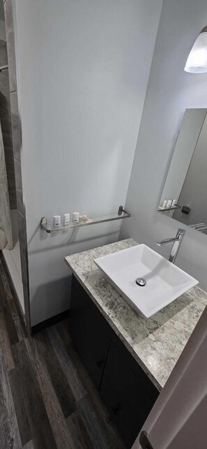 Studio – basic, terrasse | Bad | Toalettartikler (inkludert), såpe, sjampo og toalettpapir