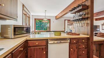 House, Multiple Beds (Fern and Fox Chalet) | Private kitchen