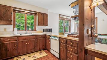 House, Multiple Beds (Fern and Fox Chalet) | Private kitchen