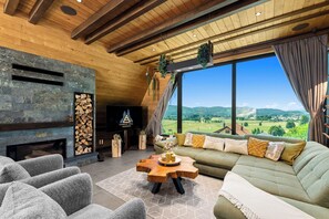 تلفزيون ذكي، مدفأة، ألعاب فيديو، تنس طاولة