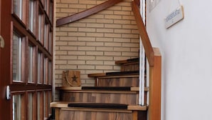 Una escalera de madera con una pared de ladrillo y un cartel que dice 'ANKERPLATZ'.