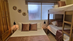 Desk, laptop workspace, WiFi (free) - Kaobba Hostal (Medellín)