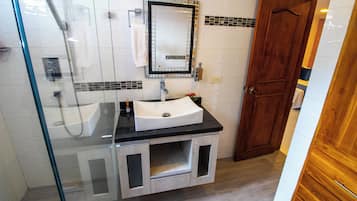 Familienzimmer, eigenes Bad, Stadtblick | Badezimmer | Seife, Toilettenpapier