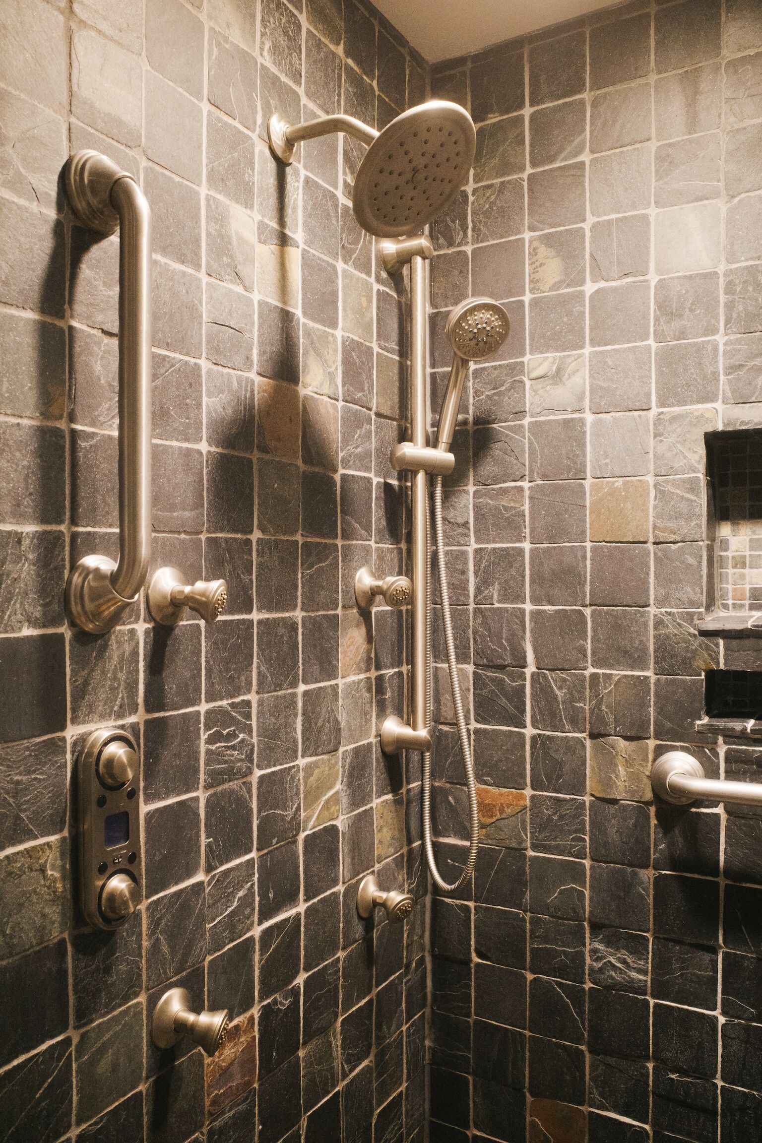 Douche, séchoir à cheveux, bidet, serviettes fournies