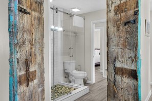 Een douche, een haardroger, handdoeken