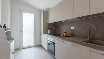 Frigorifero, microonde, forno, piano cottura