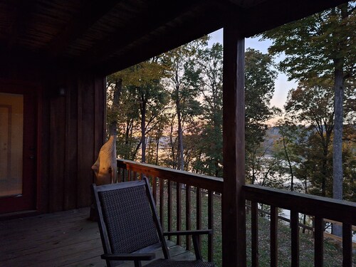 4 bedroom lakefront retreat with breathtaking views