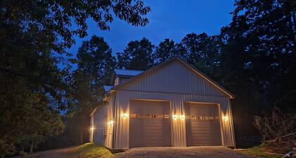 4 bedroom waterfront lodge with breathtaking views on Lake Barkley