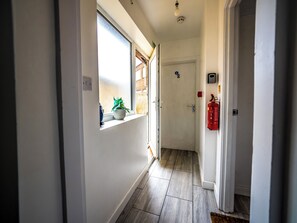 Toaster, Gefrierschrank, Küchenrolle