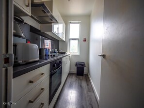 Toaster, Gefrierschrank, Küchenrolle