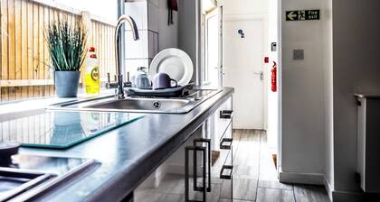 Ensuite1 Woodhouse private bath 2kitchen