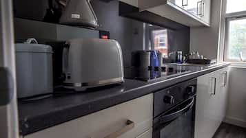 Kahden hengen huone, näköala pihalle | Yksityinen keittiö | Leivänpaahdin, pakastin, talouspaperi