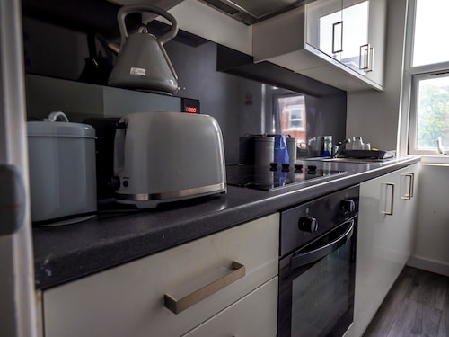 Ensuite1 Woodhouse private bath 2kitchen