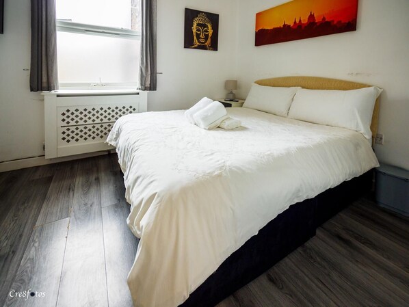 Doppelzimmer, Blick auf den Innenhof | Bügeleisen/Bügelbrett, kostenloses WLAN