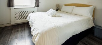 Ensuite1 Woodhouse private bath 2kitchen