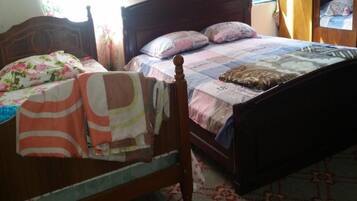 2 bedrooms, iron/ironing board, internet