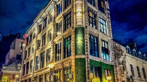 A historic building with multiple stories, large windows, and a corner location at Saint Paul St. - AirStay-Saint Paul  (Montréal)