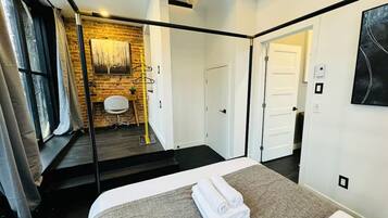 Loft, City View | Iron/ironing board, free WiFi