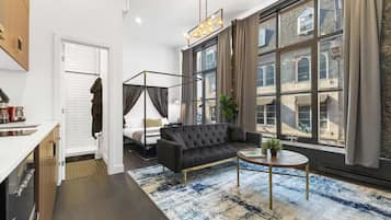 Deluxe Studio Suite, City View | Living area