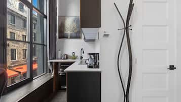 Deluxe Studio Suite, City View | Private kitchenette | Microwave, stovetop