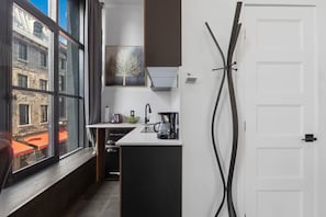 Studio Suite Deluxe, quang cảnh thành phố | Bếp nhỏ riêng | Lò vi sóng, bếp nấu