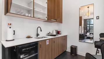 Deluxe Studio Suite, City View | Private kitchen | Microwave, stovetop