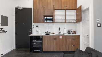 Deluxe Studio Suite, City View | Private kitchen | Microwave, stovetop