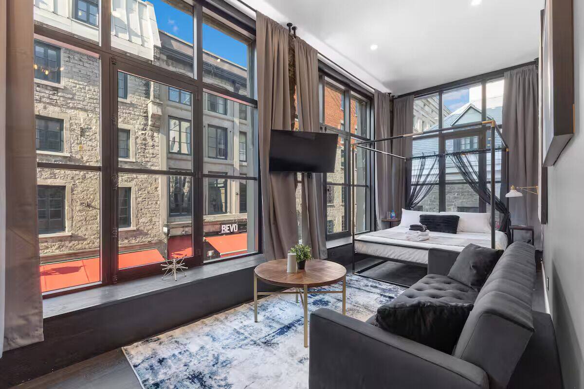 Deluxe Studio Suite, City View | Living area