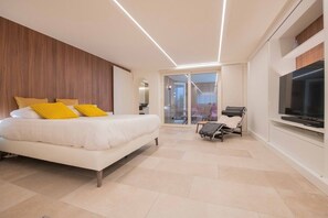 6 bedrooms, iron/ironing board, free WiFi, bed sheets