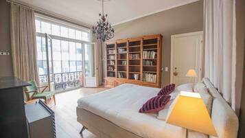 6 bedrooms, iron/ironing board, free WiFi, bed sheets