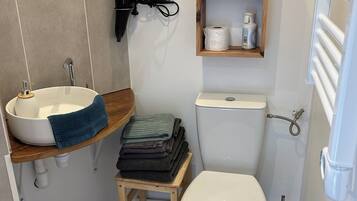 Doccia, asciugacapelli, asciugamani, sapone