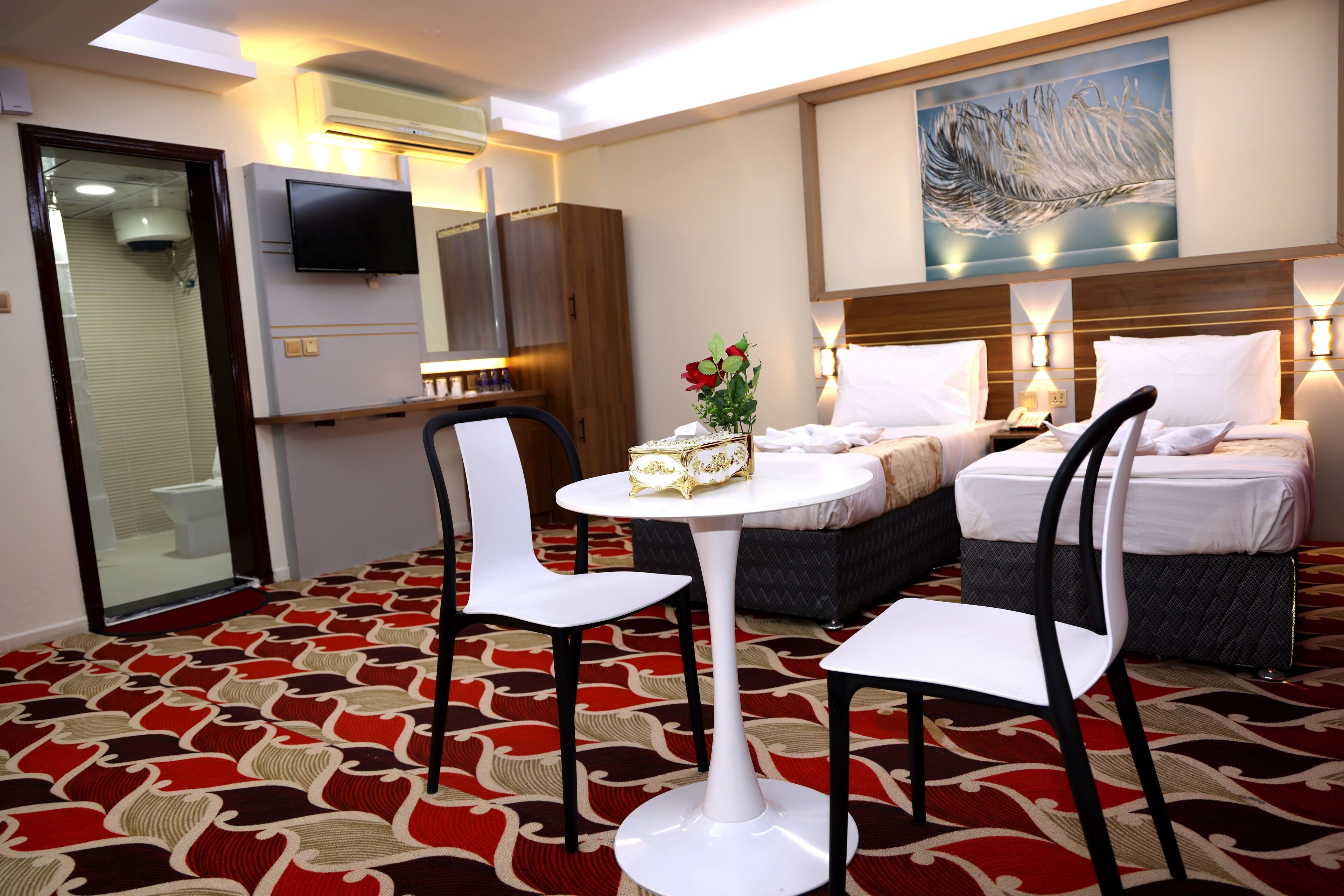 Escritorio y espacio para trabajar con laptop 