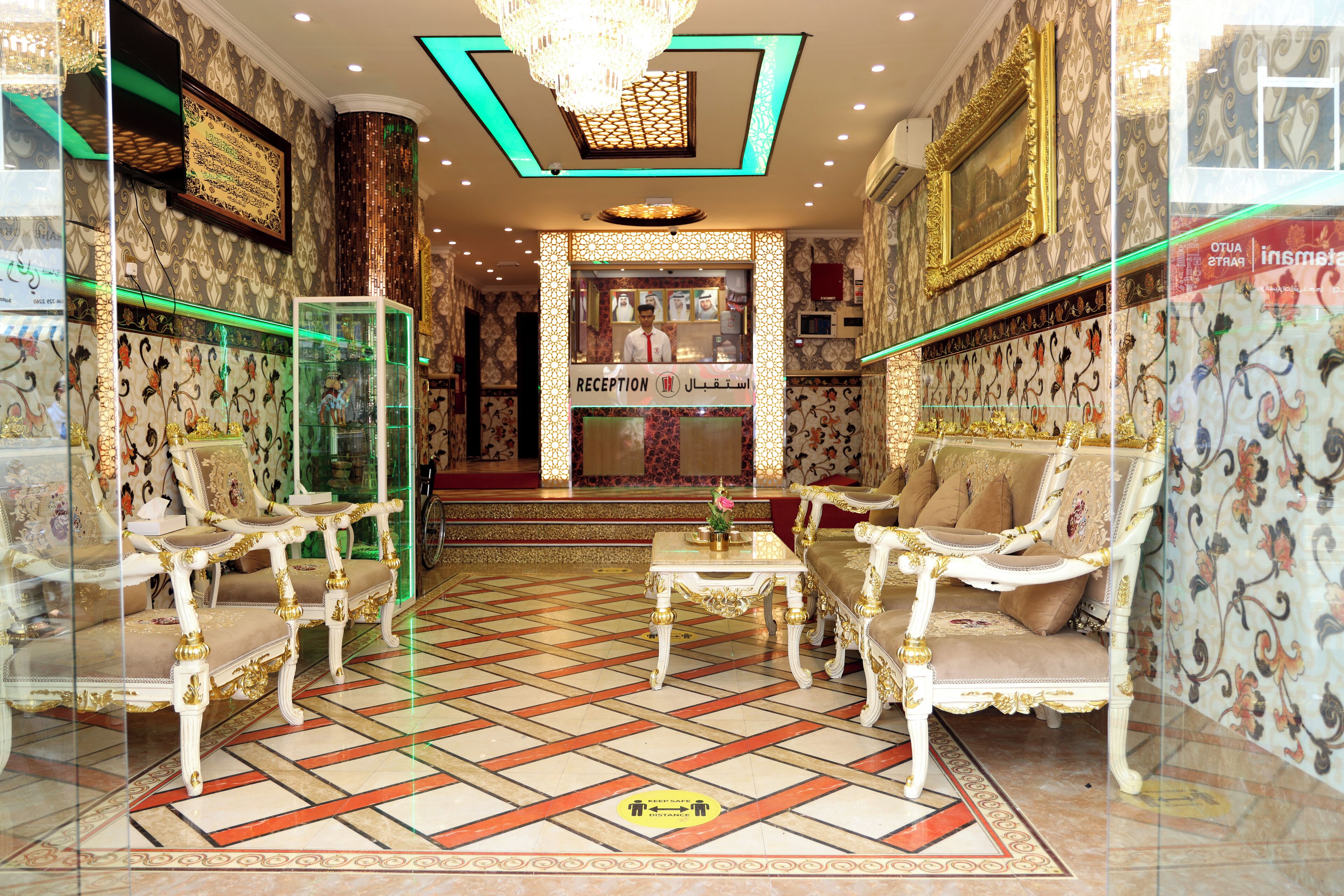 Un hall d’entrée luxueux, agrémenté de meubles richement décorés, d’un comptoir de réception et d’un sol à motifs.