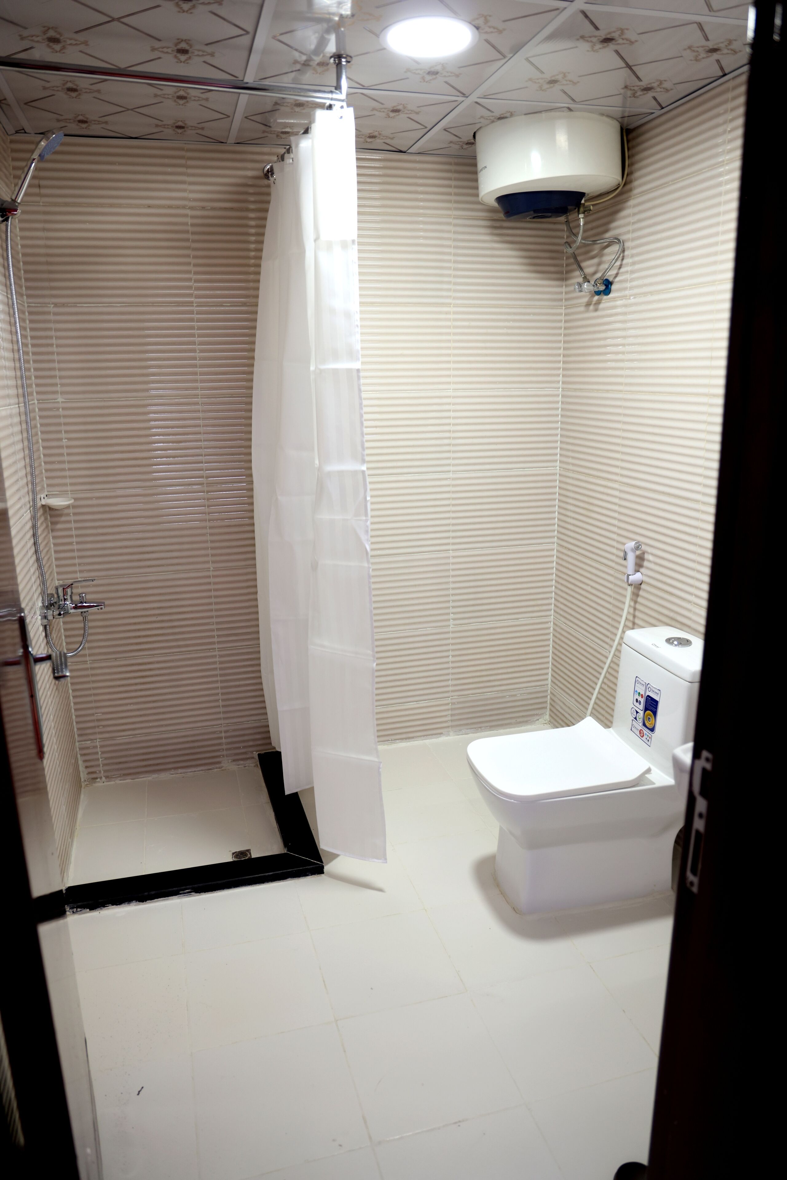 Standard Triple Room, City View | Bathroom | Shower, free toiletries, hair dryer, slippers