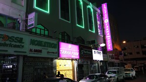 Un hotel con señalización de neón, que incluye 