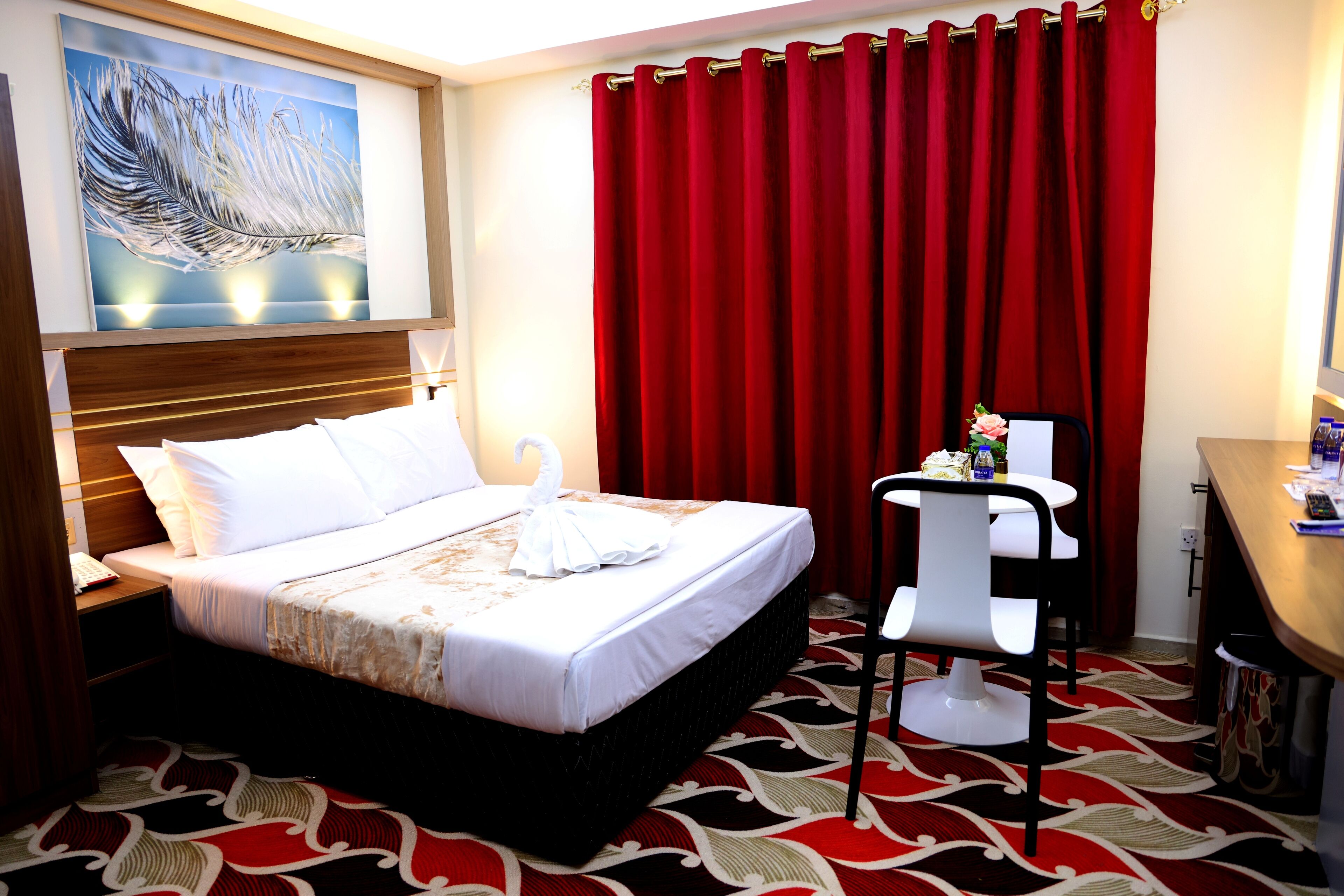 مكتب ومساحة عمل للكمبيوتر المحمول وتجهيزات عازلة للصوت ومكواة/لوح كي