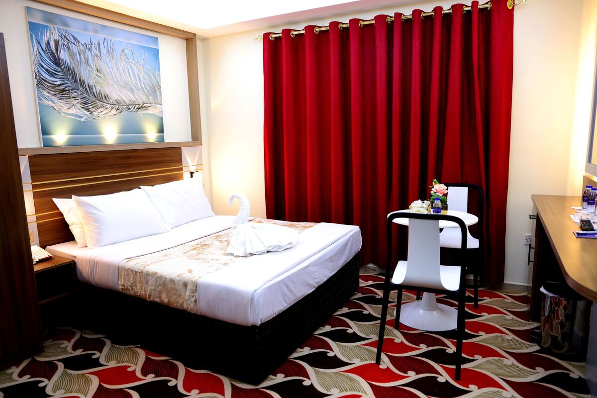 مكتب ومساحة عمل للكمبيوتر المحمول وتجهيزات عازلة للصوت ومكواة/لوح كي