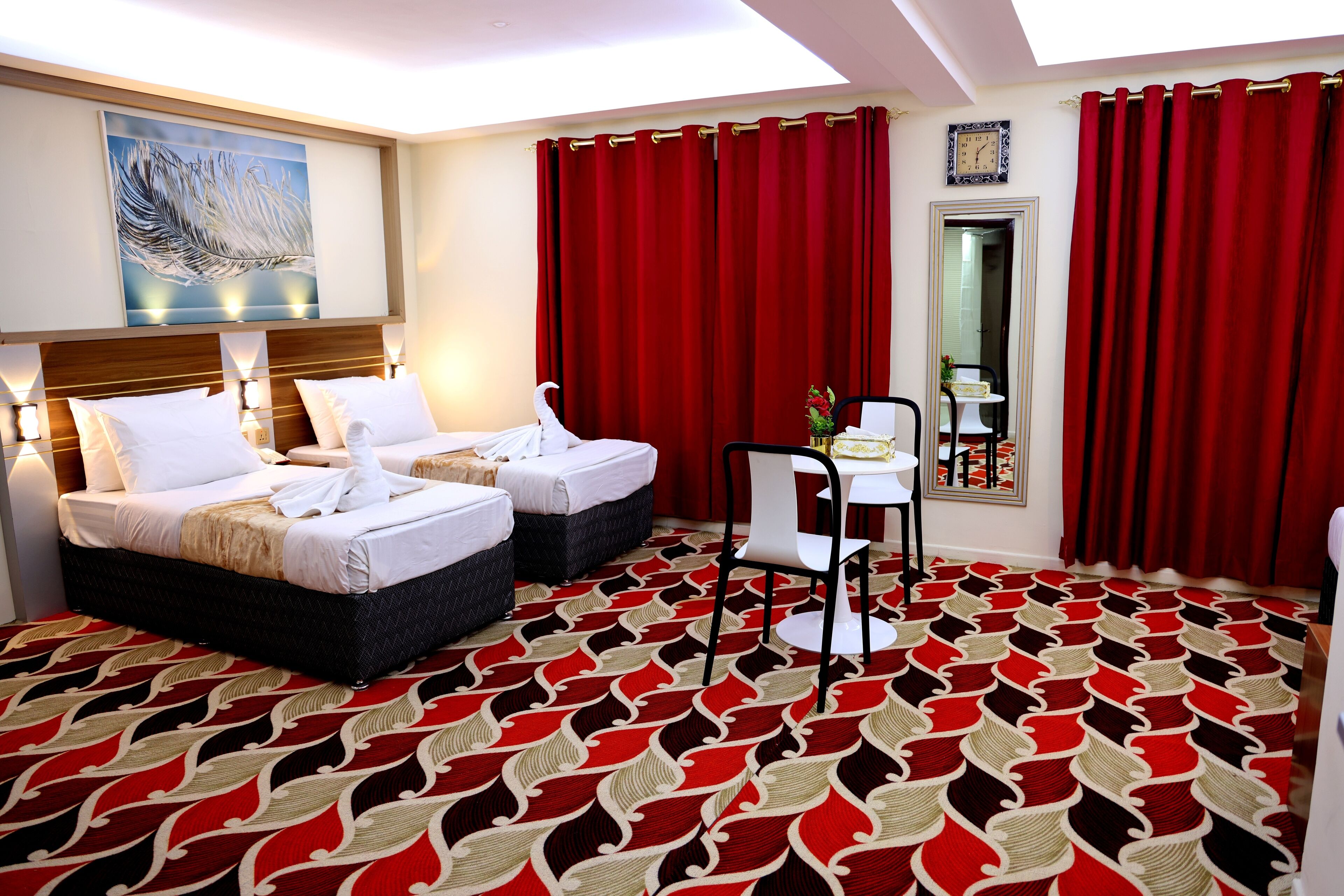 مكتب ومساحة عمل للكمبيوتر المحمول وتجهيزات عازلة للصوت ومكواة/لوح كي