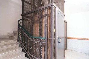 Eine Treppe mit Metallgeländer und einer Tür mit Griff.