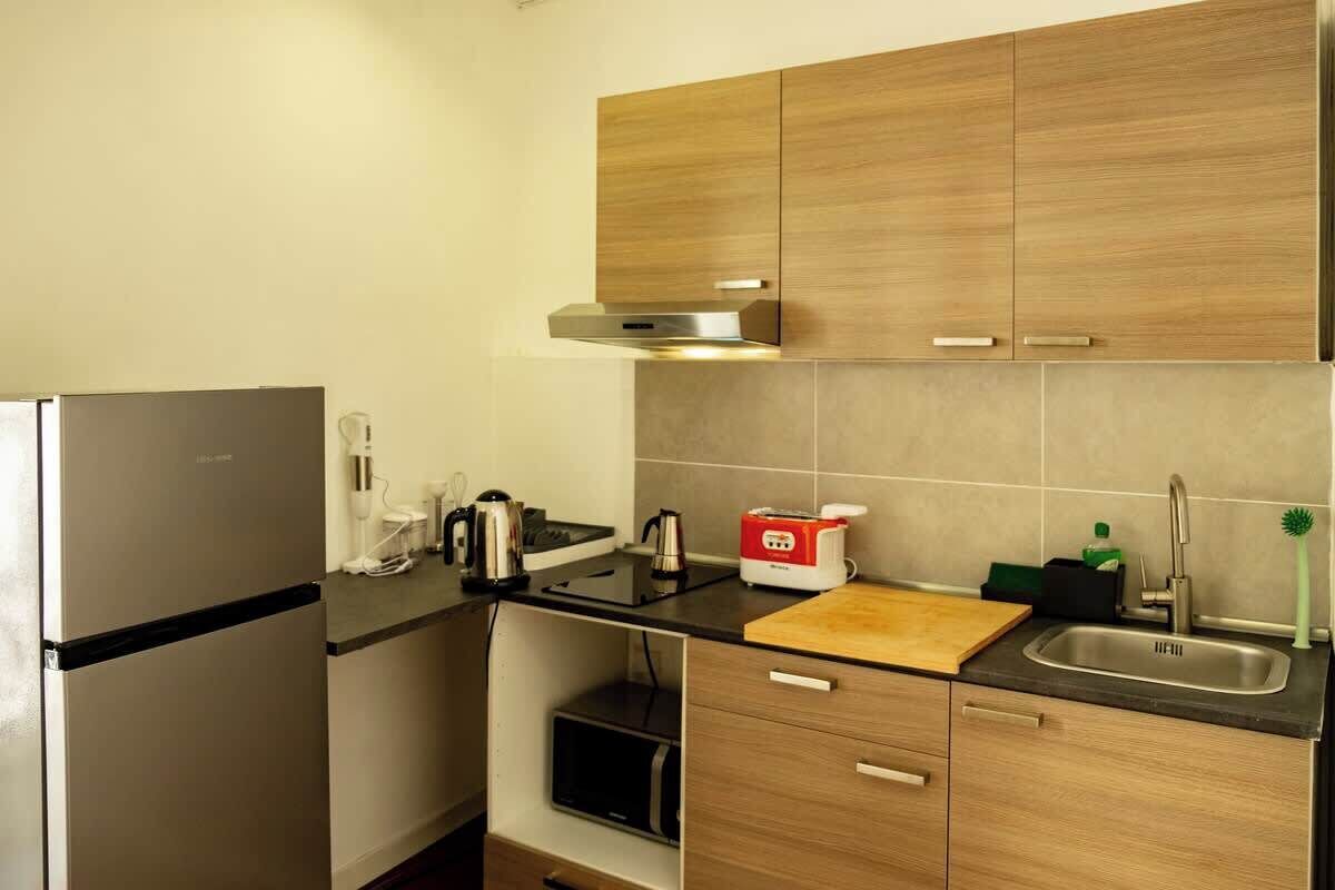 Coffee/tea maker, fridge, microwave, oven