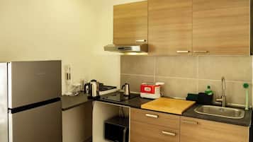 Coffee/tea maker, fridge, microwave, oven
