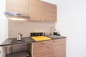 Fridge, microwave, stovetop, coffee/tea maker - BuddyRent · Theo's Trevi · 7 ospiti (Roma)