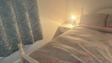 2 bedrooms, iron/ironing board, free WiFi