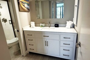 Dusj, hårføner, håndklær og såpe