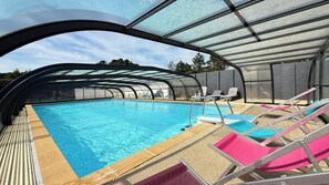 Pool - 🌊 Holiday Home in Erdeven – Walk to the Beach, Heated Pool & Private Garden (Erdeven)