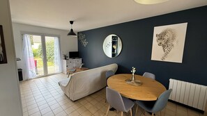 Interior - 🌊 Holiday Home in Erdeven – Walk to the Beach, Heated Pool & Private Garden (Erdeven)