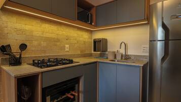 Kühlschrank, Mikrowelle, Herdplatte, Geschirrspüler