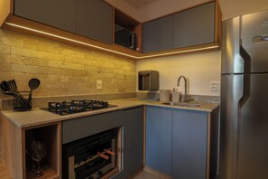 ثلاجة، ميكروويف، موقد طهي مسطح، غسالة أطباق