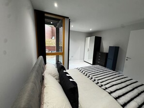 3 bedrooms, bed sheets - Sheffield City Comfort Apartment (Sheffield)